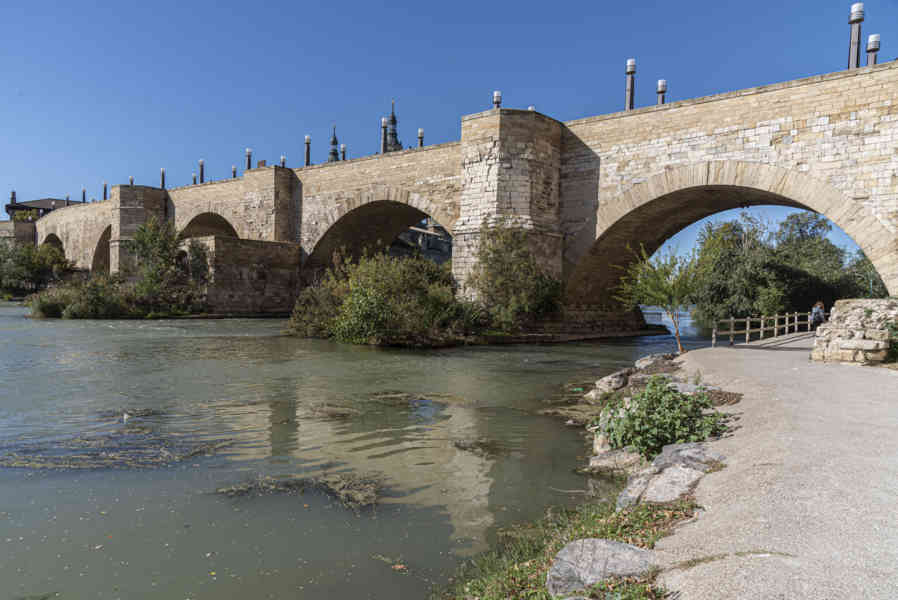 Zaragoza 003 - Puente de Piedra.jpg